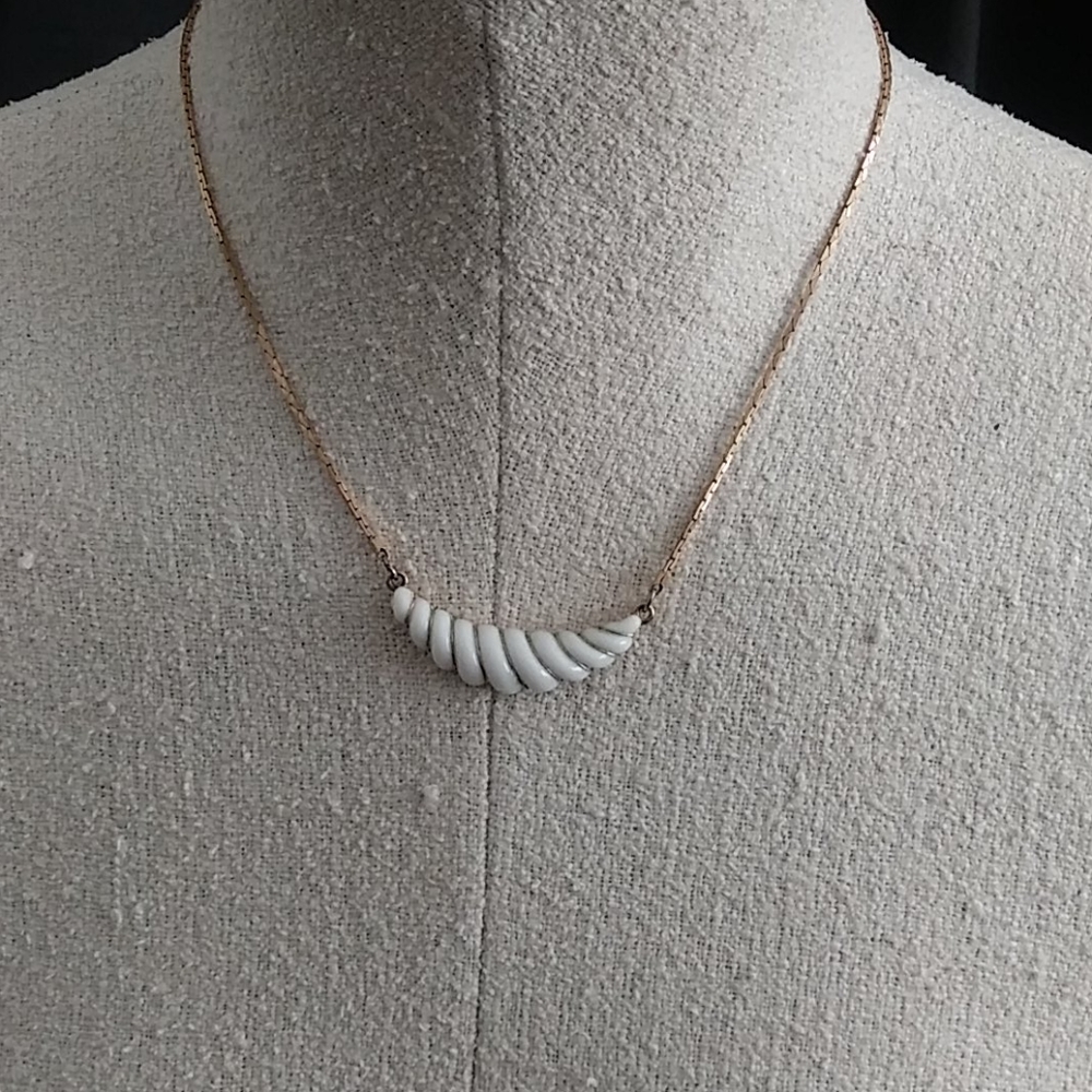 Vintage 1980's Avon Necklace